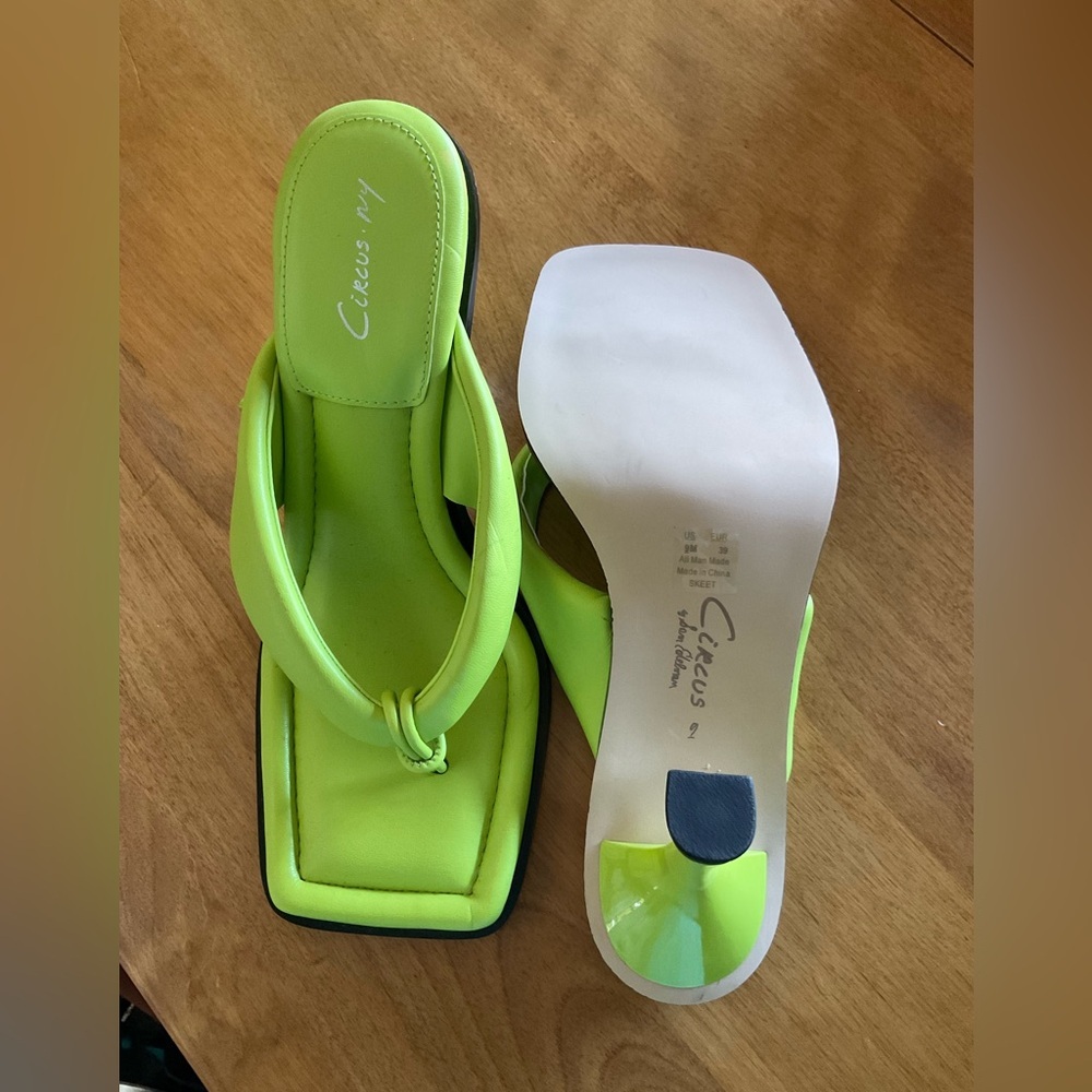 NWOB. Circus by Sam Edelman Skeet Faux Leather Flip Flop Thong Sandals. Size 9